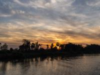 Dramatisches Morgenschauspiel am Tonle Sap Fluß - Kambodscha